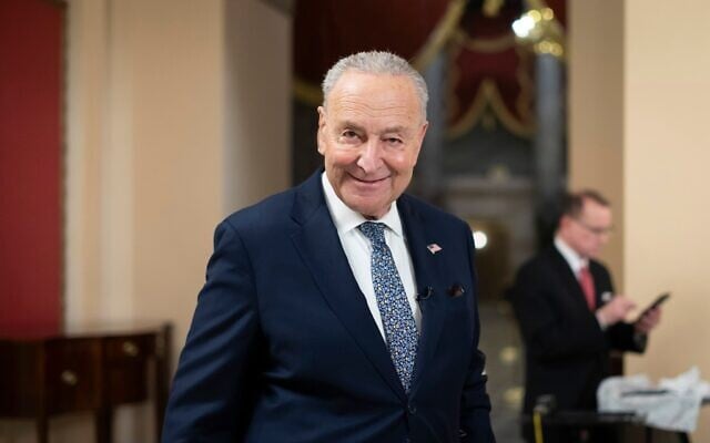 Le chef de file des Démocrates au Sénat, Chuck Schumer, accordant une interview télévisée, au Capitole, à Washington, le 14 mars 2025. (Crédit : Ben Curtis/AP) Le chef de file des Démocrates au Sénat, Chuck Schumer, accordant une interview télévisée, au Capitole, à Washington, le 14 mars 2025. (Crédit : Ben Curtis/AP)