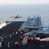 Un avion décollant de l'USS Harry S. Truman en mer Rouge avant des frappes aériennes à Sanaa, au Yémen, le 15 mars 2025. (Crédit : US Navy via AP)
