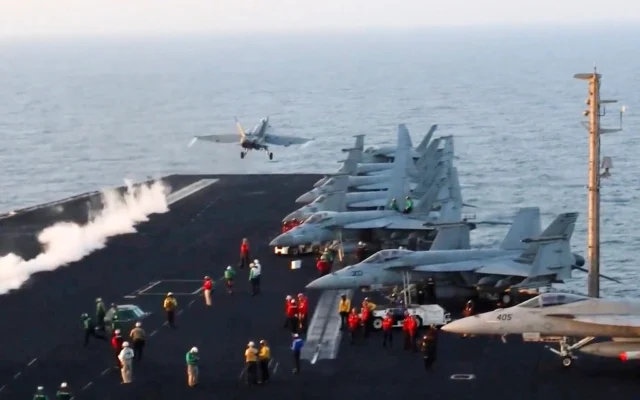Un avion décollant de l'USS Harry S. Truman en mer Rouge avant des frappes aériennes à Sanaa, au Yémen, le 15 mars 2025. (Crédit : US Navy via AP) Un avion décollant de l'USS Harry S. Truman en mer Rouge avant des frappes aériennes à Sanaa, au Yémen, le 15 mars 2025. (Crédit : US Navy via AP)