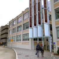 Des piétons passent devant un bâtiment abritant l'école de médecine Warren Alpert de l'université Brown à Providence, dans le Rhode Island, le 30 janvier 2019. (Crédit : AP Photo/Jennifer McDermott)