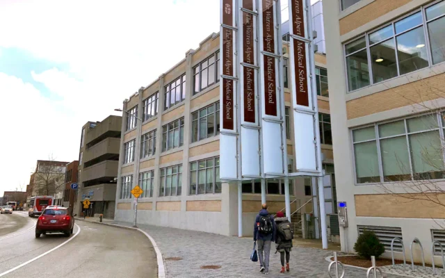 Des piétons passent devant un bâtiment abritant l'école de médecine Warren Alpert de l'université Brown à Providence, dans le Rhode Island, le 30 janvier 2019. (Crédit : AP Photo/Jennifer McDermott) Des piétons passent devant un bâtiment abritant l'école de médecine Warren Alpert de l'université Brown à Providence, dans le Rhode Island, le 30 janvier 2019. (Crédit : AP Photo/Jennifer McDermott)
