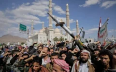 Des partisans houthis scandent des slogans lors d'un rassemblement anti-américain et anti-Israël à Sanaa, au Yémen, le 17 mars 2025. (Crédit : AP/Osamah Abdulrahman)