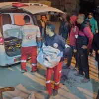Une ambulance transportant des victimes d'une frappe de l'armée israélienne arrive à l'hôpital de Khan Younès, dans le sud de la bande de Gaza, le mardi 18 mars 2025. (Crédit : AP/Mohammad Jahjouh)