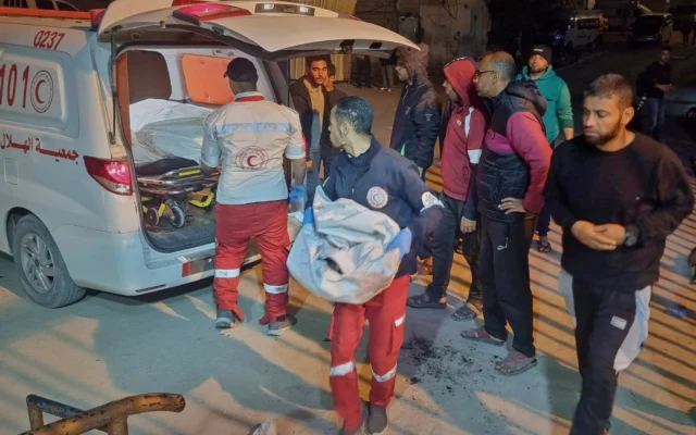 Une ambulance transportant des victimes d'une frappe de l'armée israélienne arrive à l'hôpital de Khan Younès, dans le sud de la bande de Gaza, le mardi 18 mars 2025. (Crédit : AP/Mohammad Jahjouh) Une ambulance transportant des victimes d'une frappe de l'armée israélienne arrive à l'hôpital de Khan Younès, dans le sud de la bande de Gaza, le mardi 18 mars 2025. (Crédit : AP/Mohammad Jahjouh)