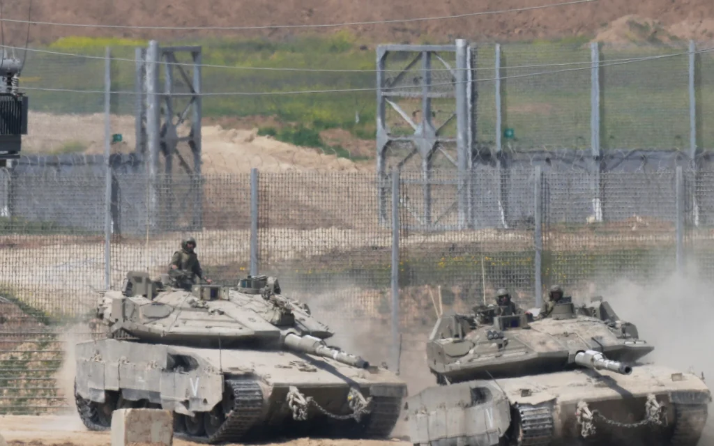 Manoeuvre de chars israéliens à la frontière avec le nord de la bande de Gaza, vue du sud d'Israël, le 18 mars 2025. (Crédit : AP/Ohad Zwigenberg)