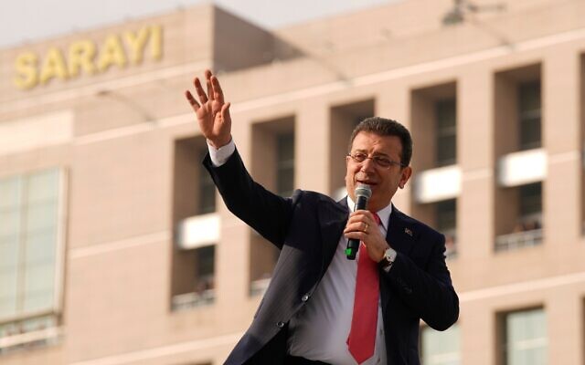 Le maire d'Istanbul, Ekrem Imamoglu, s'adresse à ses soutiens devant le tribunal d'Istanbul, à Istanbul, en Turquie, le 31 janvier 2025. (AP Photo/Emrah Gurel) Le maire d'Istanbul, Ekrem Imamoglu, s'adresse à ses soutiens devant le tribunal d'Istanbul, à Istanbul, en Turquie, le 31 janvier 2025. (AP Photo/Emrah Gurel)
