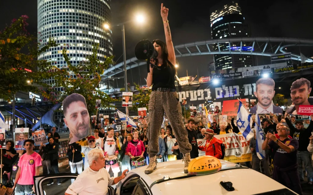 Des manifestants réclament la libération des otages détenus dans la bande de Gaza, à Tel-Aviv, en Israël, le 18 mars 2025. (Crédit : AP/Ariel Schalit)