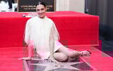Gal Gadot pose devant sa nouvelle étoile lors d'une cérémonie en son honneur au Hollywood Walk of Fame, le 18 mars 2025, à Los Angeles. (Photo de Jordan Strauss/Invision/AP)