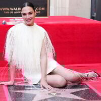 Gal Gadot pose devant sa nouvelle étoile lors d'une cérémonie en son honneur au Hollywood Walk of Fame, le 18 mars 2025, à Los Angeles. (Photo de Jordan Strauss/Invision/AP)