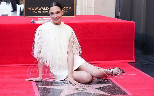 Gal Gadot pose devant sa nouvelle étoile lors d'une cérémonie en son honneur au Hollywood Walk of Fame, le 18 mars 2025, à Los Angeles. (Photo de Jordan Strauss/Invision/AP) Gal Gadot pose devant sa nouvelle étoile lors d'une cérémonie en son honneur au Hollywood Walk of Fame, le 18 mars 2025, à Los Angeles. (Photo de Jordan Strauss/Invision/AP)