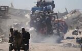 Des Palestiniens transportant leurs affaires alors qu'ils se déplacent de Beit Hanoun à Jabaliya, un jour après la reprise de la campagne israélienne dans la bande de Gaza, le 19 mars 2025. (Crédit : Jehad Alshrafi/AP)