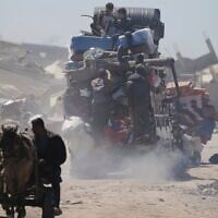 Des Palestiniens transportant leurs affaires alors qu'ils se déplacent de Beit Hanoun à Jabaliya, un jour après la reprise de la campagne israélienne dans la bande de Gaza, le 19 mars 2025. (Crédit : Jehad Alshrafi/AP)