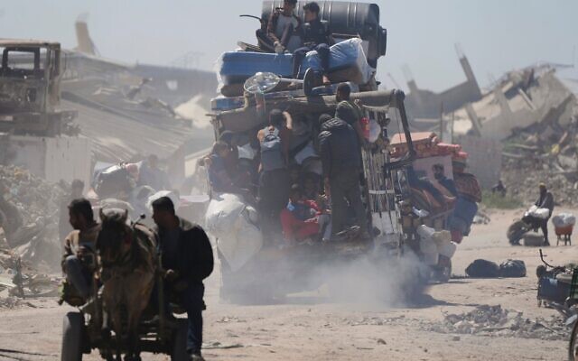 Des Palestiniens transportant leurs affaires alors qu'ils se déplacent de Beit Hanoun à Jabaliya, un jour après la reprise de la campagne israélienne dans la bande de Gaza, le 19 mars 2025. (Crédit : Jehad Alshrafi/AP) Des Palestiniens transportant leurs affaires alors qu'ils se déplacent de Beit Hanoun à Jabaliya, un jour après la reprise de la campagne israélienne dans la bande de Gaza, le 19 mars 2025. (Crédit : Jehad Alshrafi/AP)