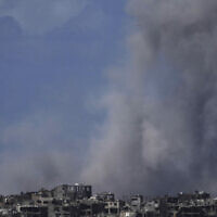 De la fumée s’élevant après une frappe israélienne dans la bande de Gaza, vue du sud d'Israël, le 19 mars 2025. (Crédit : Ariel Schalit/AP)