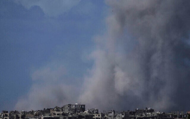 De la fumée s’élevant après une frappe israélienne dans la bande de Gaza, vue du sud d'Israël, le 19 mars 2025. (Crédit : Ariel Schalit/AP) De la fumée s’élevant après une frappe israélienne dans la bande de Gaza, vue du sud d'Israël, le 19 mars 2025. (Crédit : Ariel Schalit/AP)