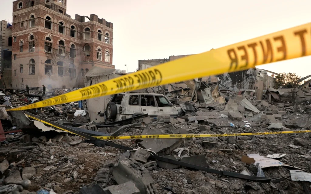 Un site détruit par des frappes aériennes américaines dans la nuit du jeudi 20 mars 2025 à Sanaa, au Yémen. (Crédit : AP)