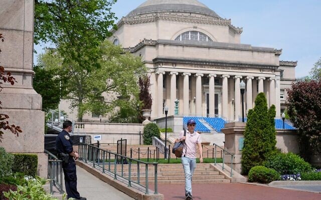 Photo d'illustration : Un policier de la ville de New York montant la garde sur le campus de l'Université Columbia, à New York, le 6 mai 2024. (Credit : Seth Wenig/AP) Photo d'illustration : Un policier de la ville de New York montant la garde sur le campus de l'Université Columbia, à New York, le 6 mai 2024. (Credit : Seth Wenig/AP)