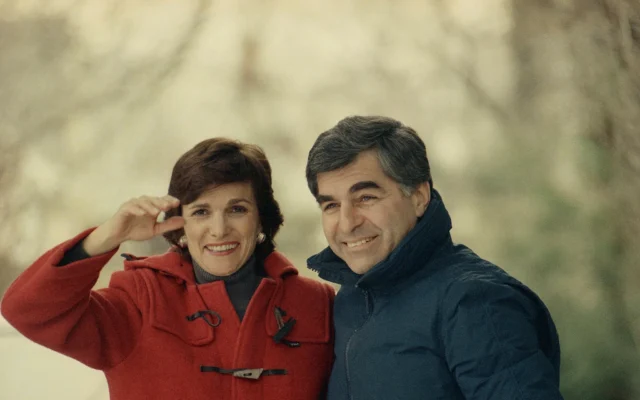 Kitty Dukakis, à gauche, et le gouverneur du Massachusetts Michael S. Dukakis devant leur domicile à Brookline, dans le Massachusetts, le 7 mars 1989. (Crédit : AP/David Tenenbaum) Kitty Dukakis, à gauche, et le gouverneur du Massachusetts Michael S. Dukakis devant leur domicile à Brookline, dans le Massachusetts, le 7 mars 1989. (Crédit : AP/David Tenenbaum)