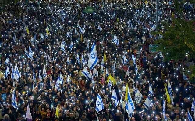 Vue d'une manifestation exigeant la libération immédiate des otages détenus par le Hamas dans la bande de Gaza et contre le licenciement du chef du Shin Bet et de la procureure générale, à Tel Aviv, Israël, le 22 mars 2025. (AP/Ohad Zwigenberg) Vue d'une manifestation exigeant la libération immédiate des otages détenus par le Hamas dans la bande de Gaza et contre le licenciement du chef du Shin Bet et de la procureure générale, à Tel Aviv, Israël, le 22 mars 2025. (AP/Ohad Zwigenberg)