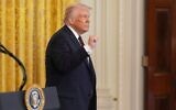 Le président américain Donald Trump  quitte une réception célébrant le jour de l'indépendance grecque dans la salle Est de la Maison Blanche, à Washington, DC, le 24 mars 2025. (Crédit : AP Photo/Jacquelyn Martin)