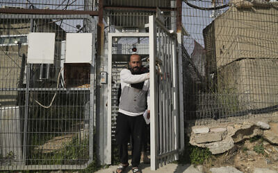 Hamdan Ballal, réalisateur palestinien oscarisé pour « No Other Land », est libéré d'un poste de police de l'implantation de Cisjordanie de Kiryat Arba, un jour après avoir été arrêté par l'armée israélienne à la suite d'une attaque présumée de résidents d'implantations juives, le 25 mars 2025. (Crédit : AP/Leo Correa)