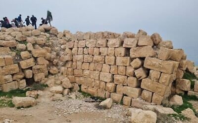 Des archéologues de l'université Bar Ilan, en collaboration avec l'officier d'état-major chargé de l'archéologie, fouillant le site de Sartaba/Alexandrium, dans la vallée du Jourdain, en février 2025. (Crédit : Yodan Flaytman, officier d'état-major chargé de l'archéologie en Judée-Samarie)