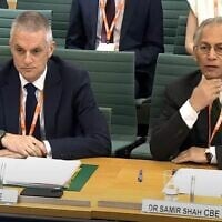 Le président de la BBC, Samir Shah (à droite) et le directeur Tim Davie, s'adressant à la commission de la Culture, des Médias et des Sports, au Parlement britannique, le 4 mars 2025. (Crédit : Capture d’écran/YouTube ; utilisée conformément à l'article 27a de la loi sur le droit d'auteur)