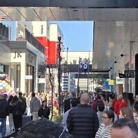 Des personnes font leurs achats chez BIG Fashion à Glilot le 4 mars 2025. (Tal Gal/Flash90)