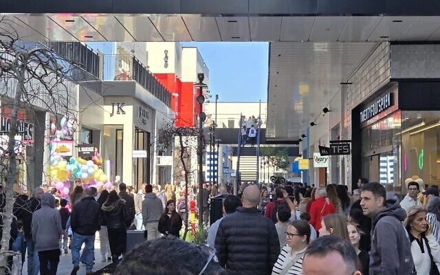 Des personnes font leurs achats chez BIG Fashion à Glilot le 4 mars 2025. (Tal Gal/Flash90)