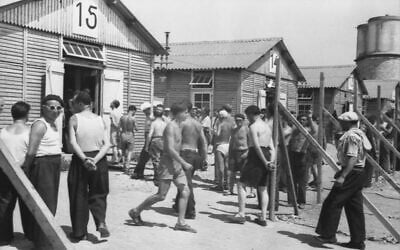 Prisonniers et baraquements du camp de Beaune-la-Rolande, en France, sur une photo datant de 1941. (Crédit : Archives fédérales allemandes / Bild 101I-250-0939-04A / Dieck / CC-BY-SA 3.0)