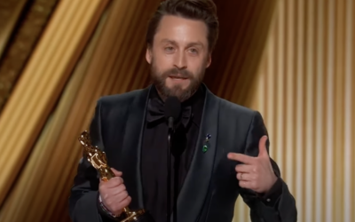 L’acteur américain Kieran Culkin pose avec l'Oscar du meilleur second rôle masculin dans un film pour "A Real Pain", le 3 mars 2025 (Crédit : capture d'écran YouTube)