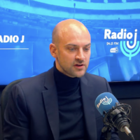 Le ministre français des Affaires étrangères Jean-Noël Barrot invité de Radio J, le 16 mars 2025 (Crédit : capture d'écran YouTube)
