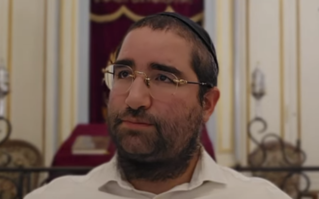 Le rabbin Arié Engelberg, rabbin d'Orléans, prononçant un sermon en ligne. (Crédit : Capture d'écran/Arié Engelberg/YouTube) Le rabbin Arié Engelberg, rabbin d'Orléans, prononçant un sermon en ligne. (Crédit : Capture d'écran/Arié Engelberg/YouTube)