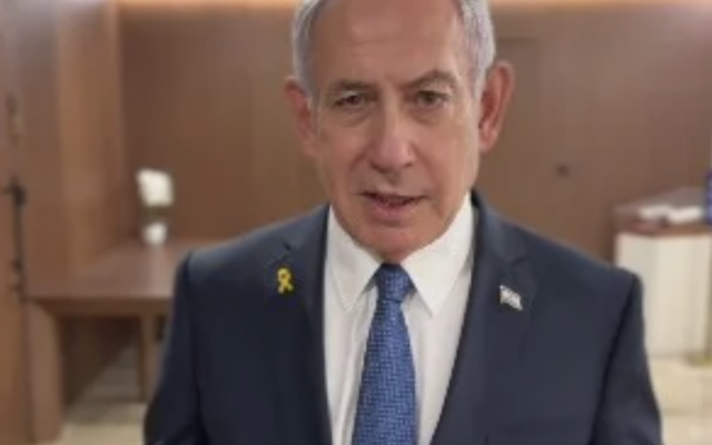 Le Premier ministre Benjamin Netanyahu s'exprimant dans un message vidéo après avoir témoigné devant la police dans le scandale du Qatar-gate, le 31 mars 2025. (Crédit : Capture d'écran/Telegram)