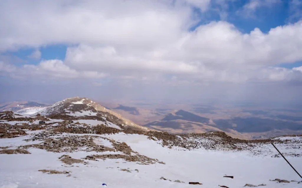 Une vue sur la périphérie de Damas, depuis un poste de Tsahal, et d'un ancien poste de l'armée syrienne dans la région du mont Hermon, dans le sud de la Syrie, le 11 mars 2025. (Emanuel Fabian/Times of Israel)