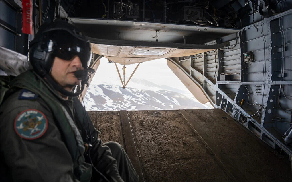 Un hélicoptère de l'armée de l'air israélienne se prépare à atterrir dans la région du mont Hermon, dans le sud de la Syrie, le 11 mars 2025. (Emanuel Fabian/Times of Israel)