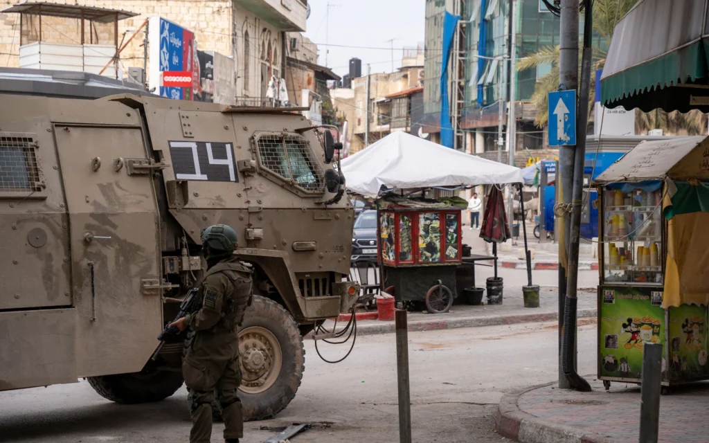 Les soldats de Tsahal en opération dans la ville de Tulkarem en Cisjordanie, le 3 février 2025. (Crédit : Emanuel Fabian/Times of Israel) Les soldats de Tsahal en opération dans la ville de Tulkarem en Cisjordanie, le 3 février 2025. (Crédit : Emanuel Fabian/Times of Israel)