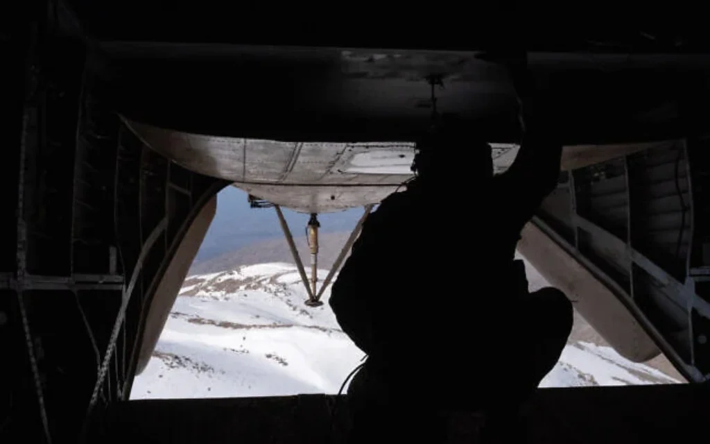 Un hélicoptère de l'armée de l'air israélienne se prépare à atterrir dans la région du mont Hermon, dans le sud de la Syrie, le 11 mars 2025. (Emanuel Fabian/Times of Israel)