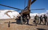 Le ministre de la Défense Israel Katz (au centre) descend d'un hélicoptère de l'armée de l'air israélienne dans la région du mont Hermon, dans le sud de la Syrie, le 11 mars 2025. (Emanuel Fabian/Times of Israel)