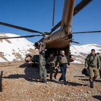 Le ministre de la Défense Israel Katz (au centre) descend d'un hélicoptère de l'armée de l'air israélienne dans la région du mont Hermon, dans le sud de la Syrie, le 11 mars 2025. (Emanuel Fabian/Times of Israel)