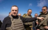 Le ministre de la Défense, Israel Katz (à gauche), et le chef d'état-major adjoint de l'armée israélienne, le général de division Tamir Yadaï (à droite), dans la région du mont Hermon, dans le sud de la Syrie, le 11 mars 2025. (Crédit : Emanuel Fabian/Times of Israel)