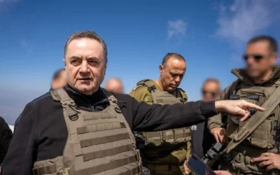 Le ministre de la Défense Israel Katz (à gauche) et le chef d'état-major adjoint de Tsahal, le général de division Tamir Yadai (à droite), dans la région du mont Hermon, dans le sud de la Syrie, le 11 mars 2025. (Emanuel Fabian/Times of Israel)
