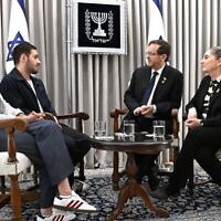 Le président Isaac Herzog (deuxième à droite) et son épouse Michal (à droite) s'entretiennent avec l'ex-otage Omer Shem Tov (deuxième à gauche) et sa mère Shelly, à la résidence du président à Jérusalem, le 25 mars 2025. (Haim Zach/GPO)