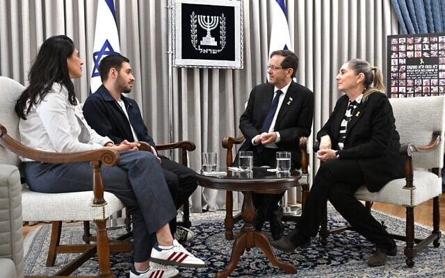 Le président Isaac Herzog (deuxième à droite) et son épouse Michal (à droite) s'entretiennent avec l'ex-otage Omer Shem Tov (deuxième à gauche) et sa mère Shelly, à la résidence du président à Jérusalem, le 25 mars 2025. (Haim Zach/GPO) Le président Isaac Herzog (deuxième à droite) et son épouse Michal (à droite) s'entretiennent avec l'ex-otage Omer Shem Tov (deuxième à gauche) et sa mère Shelly, à la résidence du président à Jérusalem, le 25 mars 2025. (Haim Zach/GPO)