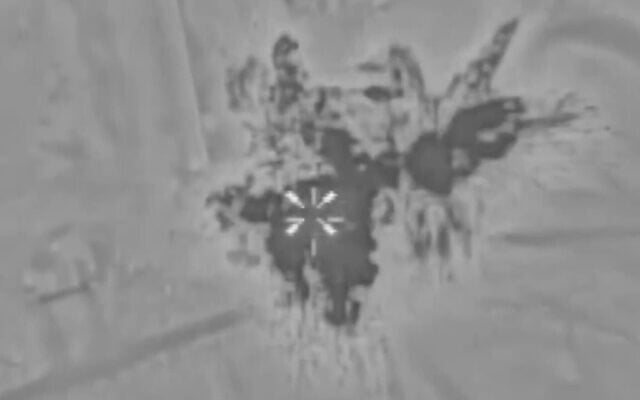 Une frappe aérienne sur une base aérienne dans le centre de la Syrie, le 21 mars 2025. (Crédit : Capture d'écran X/Armée israélienne) Une frappe aérienne sur une base aérienne dans le centre de la Syrie, le 21 mars 2025. (Crédit : Capture d'écran X/Armée israélienne)