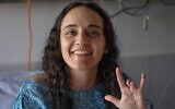 Emily Damari, avant une opération de la main gauche le 2 mars 2025, après avoir été blessée par balle le 7 octobre 2023 et n'avoir pas reçu de soins médicaux appropriés pendant ses quinze mois de captivité dans les geôles du Hamas à Gaza. (Crédit : Pomi Ofi Tal)