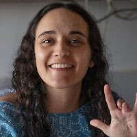 Emily Damari, avant une opération de la main gauche le 2 mars 2025, après avoir été blessée par balle le 7 octobre 2023 et n'avoir pas reçu de soins médicaux appropriés pendant ses quinze mois de captivité dans les geôles du Hamas à Gaza. (Crédit : Pomi Ofi Tal)