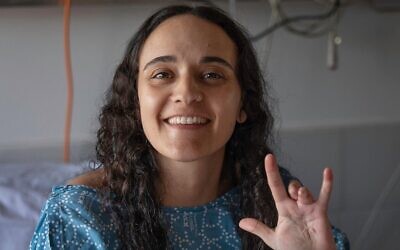 Emily Damari, avant une opération de la main gauche le 2 mars 2025, après avoir été blessée par balle le 7 octobre 2023 et n'avoir pas reçu de soins médicaux appropriés pendant ses quinze mois de captivité dans les geôles du Hamas à Gaza. (Crédit : Pomi Ofi Tal)