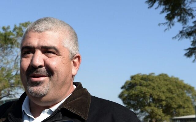 L'ancien maire de Bat Yam, Shlomi Lahiani, arrivant à la prison d'Hermon pour commencer à purger sa peine de 8 mois, le 27 décembre 2015. (Crédit : Basel Awidat/Flash90)