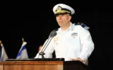 Le commandant de la marine israélienne, le vice-amiral Eli Sharvit, prend la parole lors d'une cérémonie de remise de diplômes aux nouveaux officiers de la marine israélienne à la base navale d'Haïfa le 6 mars 2019. (Crédit : Meir Vaknin/Flash90)